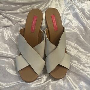 ISAAC MIZRAHI white Cora wedge size 8m